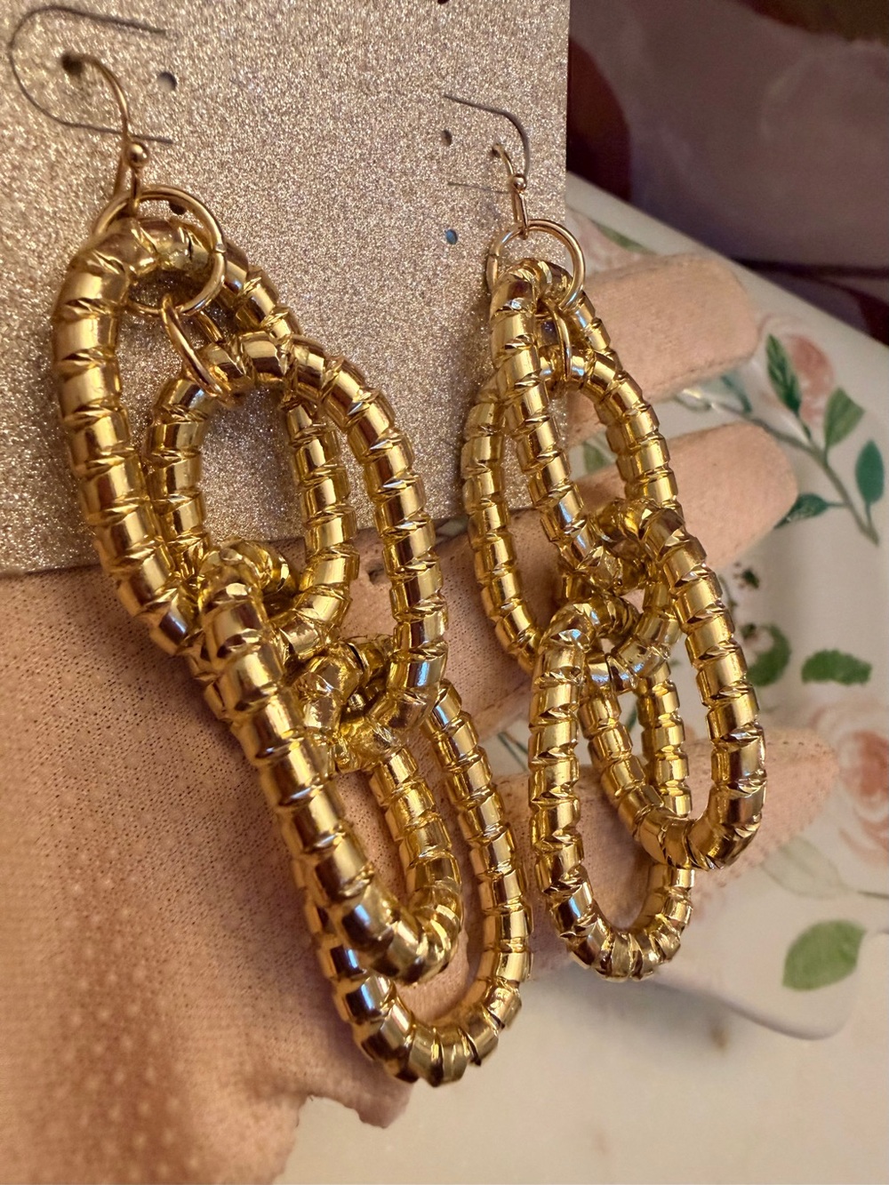 Natasha Shiny Gold Interlocking 3” Loop Drop Earrings NWT Retails $24 - Picture 6 of 9